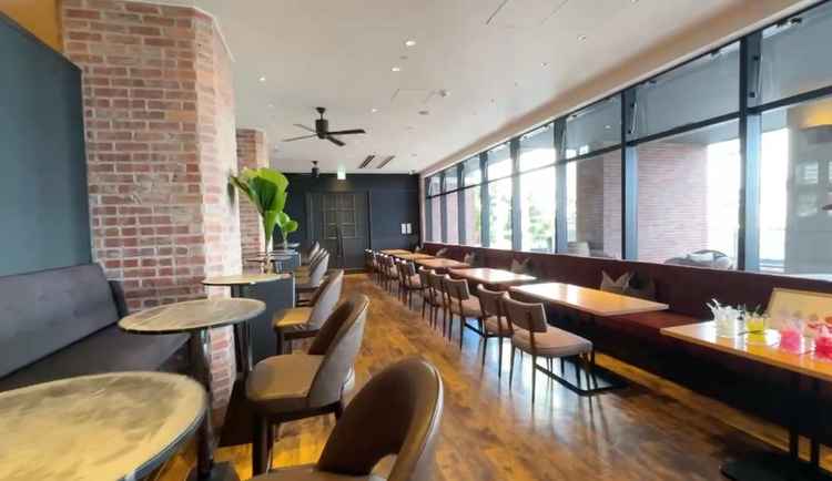 ゲスト待合室の写真です。席数も十分あり、ウェルカムドリンクなども充実していました。