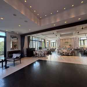 披露宴会場は広い空間があり、かなりゆったりと使えます。テラスがこのスペースから外に広がっていました。