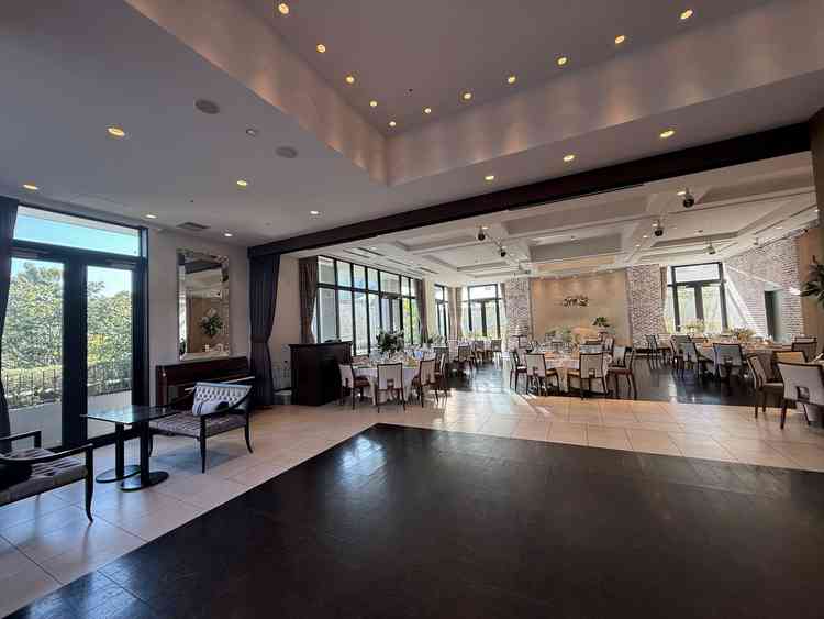 披露宴会場は広い空間があり、かなりゆったりと使えます。テラスがこのスペースから外に広がっていました。