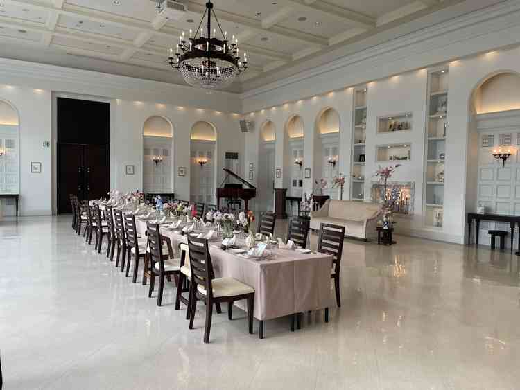 披露宴会場は１箇所のみ。この写真は少人数で流しテーブルのパターンです。