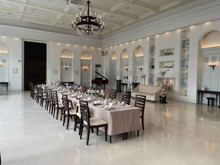 披露宴会場は１箇所のみ。この写真は少人数で流しテーブルのパターンです。