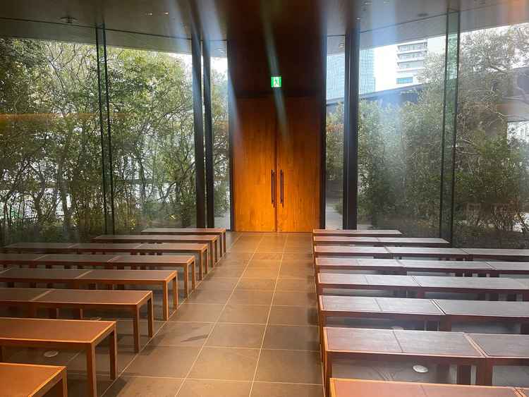 挙式会場の中（新郎新婦からの目線）。季節・天気に関係なく、緑と温かい光が感じられました。