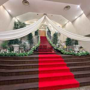 挙式会場の扉を出たら繋がっている大階段。フラワーシャワーをここで出来る。天井が高く、開放的な空間。