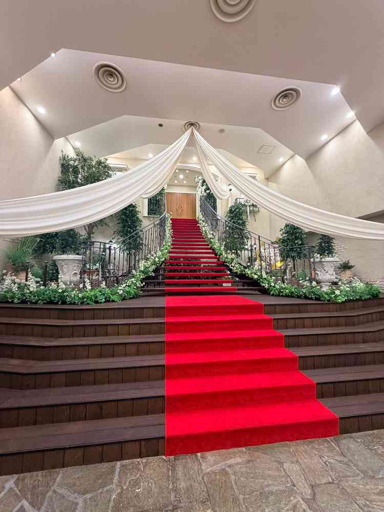 挙式会場の扉を出たら繋がっている大階段。フラワーシャワーをここで出来る。天井が高く、開放的な空間。