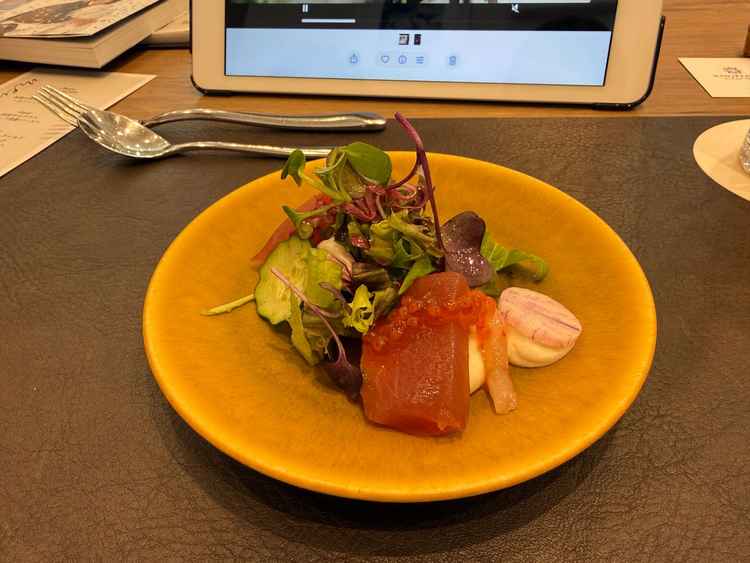 食事1。フレンチと和の組み合わせが絶妙で美味しかった。お箸で食べられるのが気楽でいいと感じた。