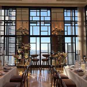 披露宴会場①の高砂　マックス90名ほど