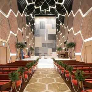 赤レンガをイメージしたチャペルの見学写真です。奥の十字架では水が流れており水音がとても良かったです。