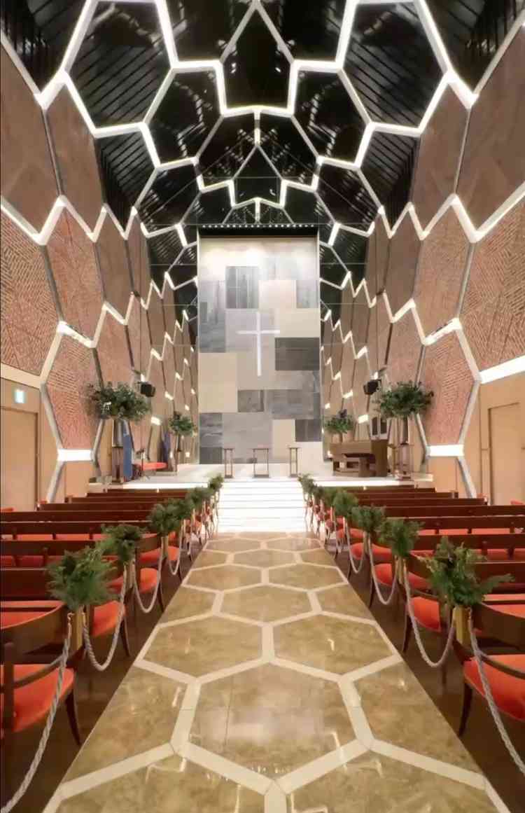 赤レンガをイメージしたチャペルの見学写真です。奥の十字架では水が流れており水音がとても良かったです。