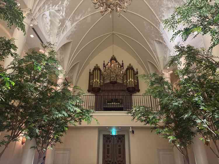 チャペル二階のパイプオルガン