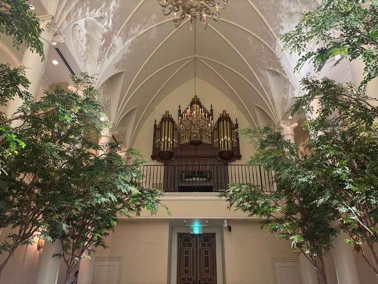 チャペル二階のパイプオルガン