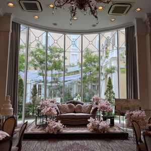 バックに緑を感じれる披露宴会場で、広々としていてオシャレでとても過ごしやすく落ち着いた感じもあった。