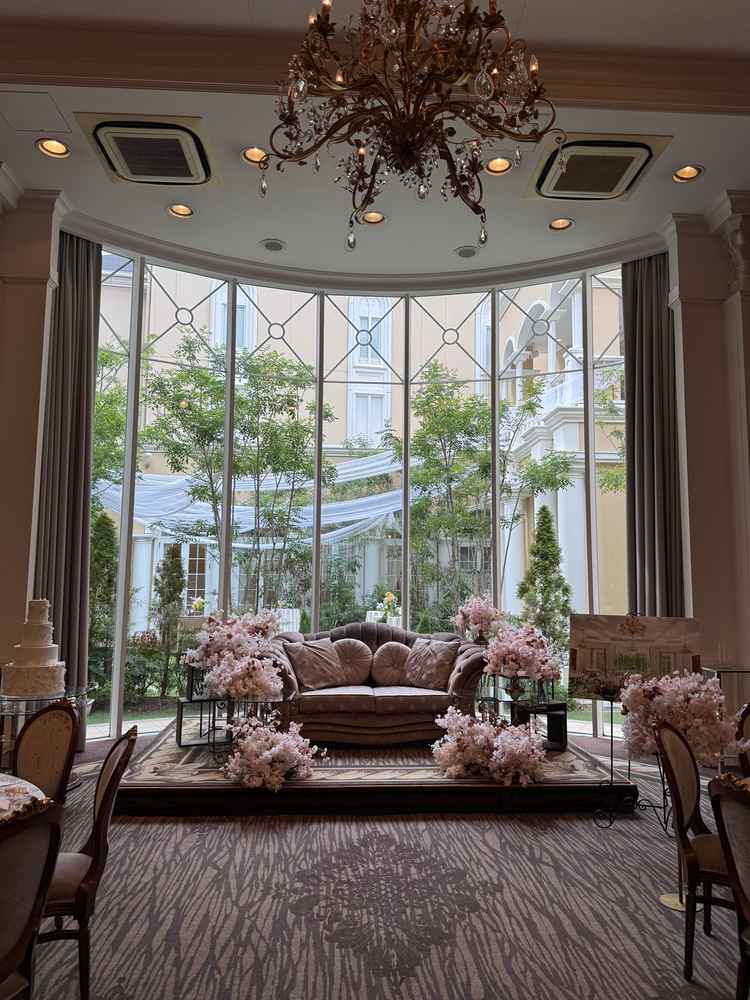 バックに緑を感じれる披露宴会場で、広々としていてオシャレでとても過ごしやすく落ち着いた感じもあった。