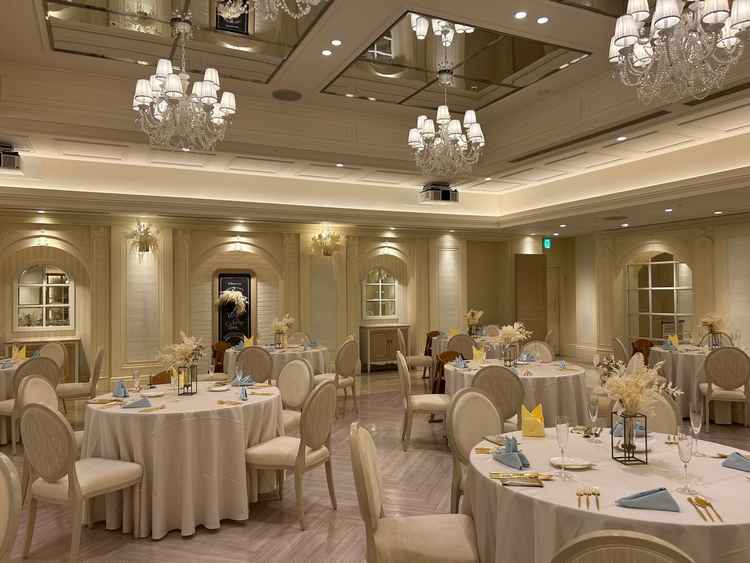 披露宴会場の写真です。白を基調としている為、自分達がしたいコーディネートができる所が魅力的でした。