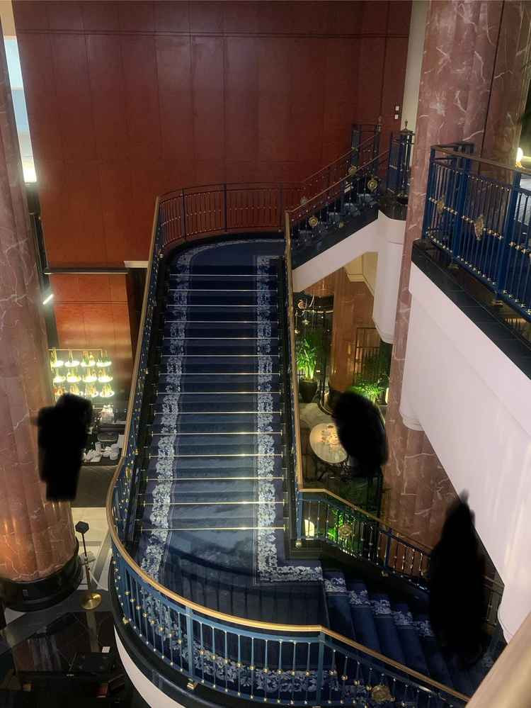 有名な螺旋階段は、写真以上の迫力と豪華さがありました。