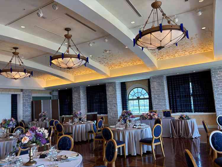 クリスタルチャペルのすぐ隣にある披露宴会場オーシャンブルー