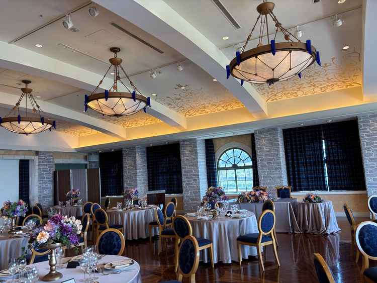 クリスタルチャペルのすぐ隣にある披露宴会場オーシャンブルー