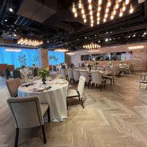 もう一つの披露宴会場。こちらは黒を基調とした感じで大人目。