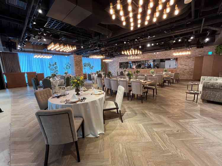 もう一つの披露宴会場。こちらは黒を基調とした感じで大人目。