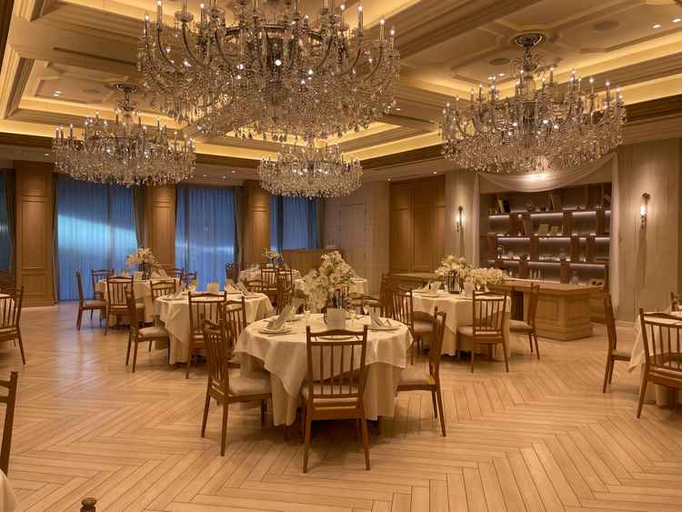 お姫様のような雰囲気の披露宴会場。