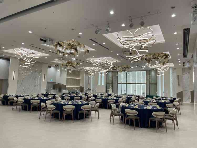 9月にリニューアルしたばかりの披露宴会場。ライトがスタイリッシュなデザイン。