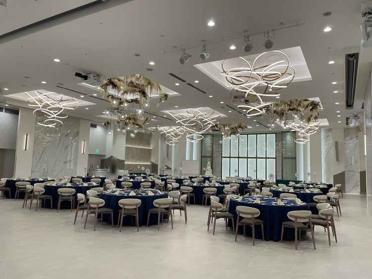 9月にリニューアルしたばかりの披露宴会場。ライトがスタイリッシュなデザイン。