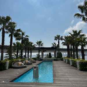 プールがありバルーンや花火など豊富な使い方ができる。