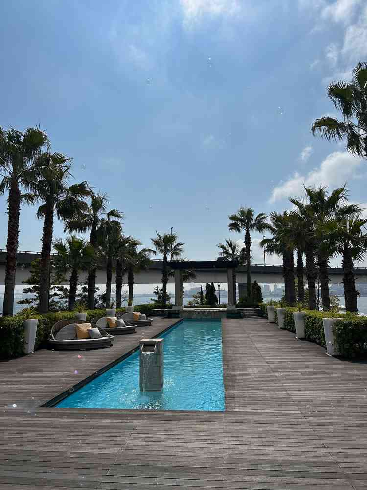 プールがありバルーンや花火など豊富な使い方ができる。