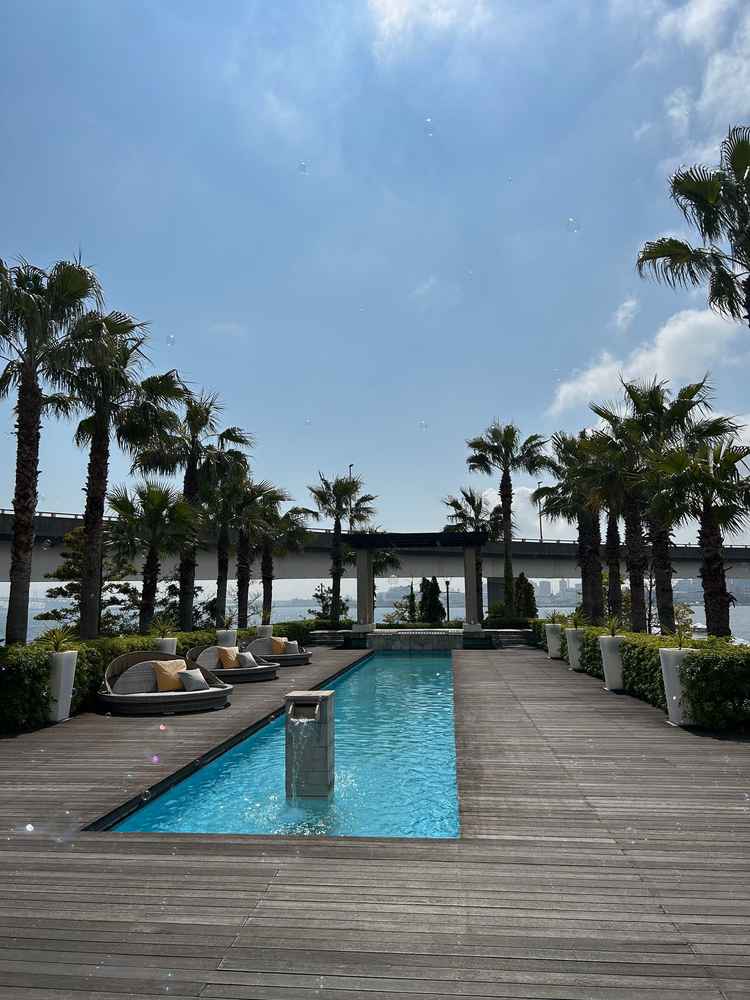 プールがありバルーンや花火など豊富な使い方ができる。