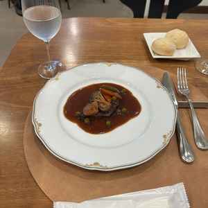 キッチンも改装中とのことで煮込み料理をいただきました。お肉が柔らかく美味しかったです。