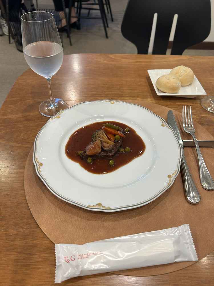 キッチンも改装中とのことで煮込み料理をいただきました。お肉が柔らかく美味しかったです。