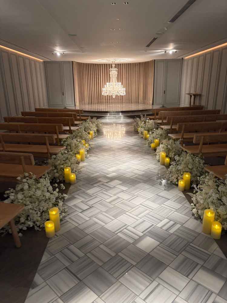 チャペル。大きなシャンデリアが特徴的。