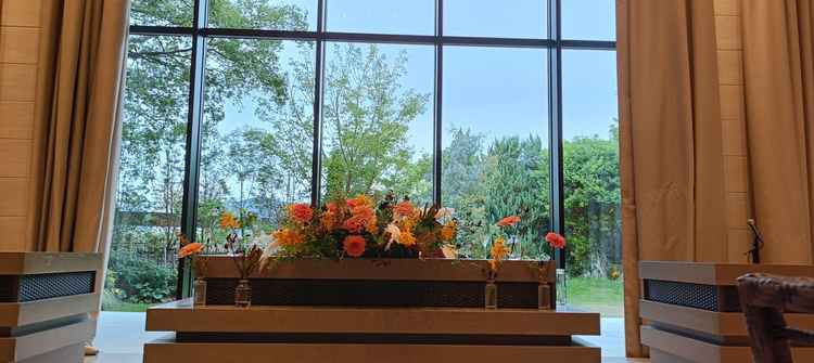 披露宴会場①の写真です。全体的に木目調で、奥には庭が広がり、温かい雰囲気でよかったです。