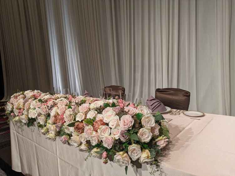 披露宴会場の高砂。お花もおしゃれで華やかに見える。