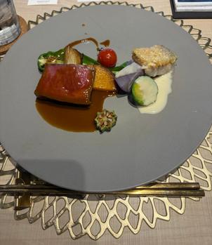 テーブルウェアも全ておしゃれで、メインの盛り付けが綺麗だった。
