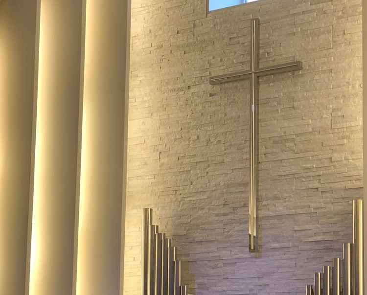 真っ白な印象のチャペル