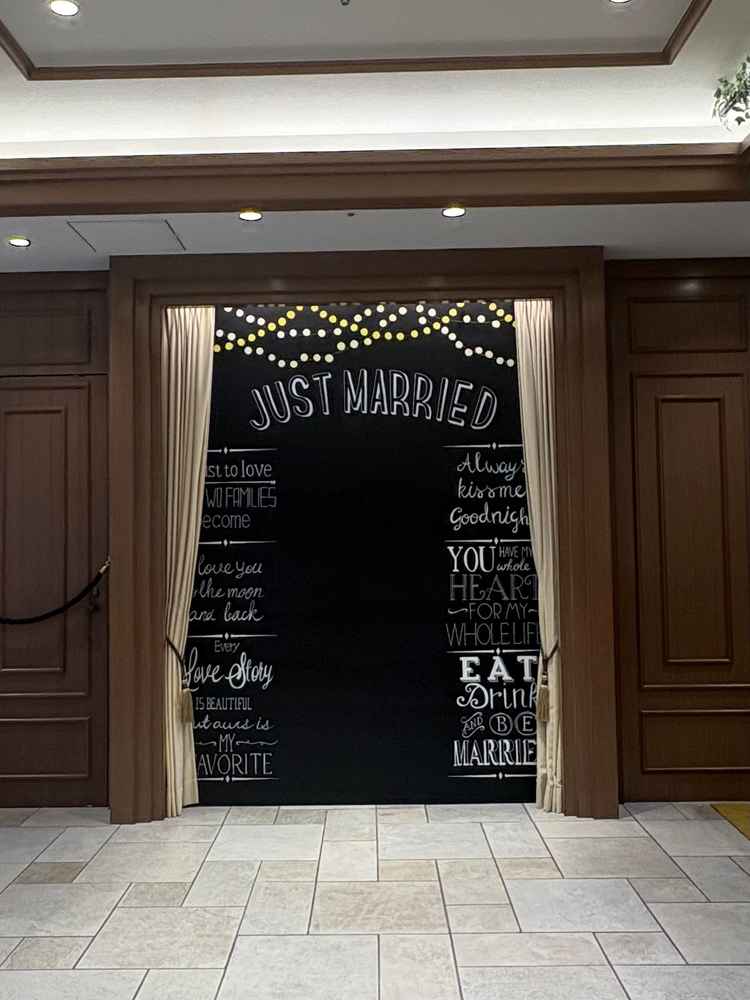 披露宴会場のホワイエにあるフォトブースで、ゲストと写真を撮れるスペースになっていました。