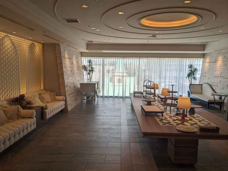 披露宴会場の外の待合。ドリンクだけでなく軽食も楽しめる。