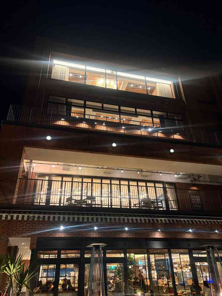 海の見えるテラス。ゲストの待合室からも披露宴会場からも式場からも海が見え、いつでも素敵な気分になった