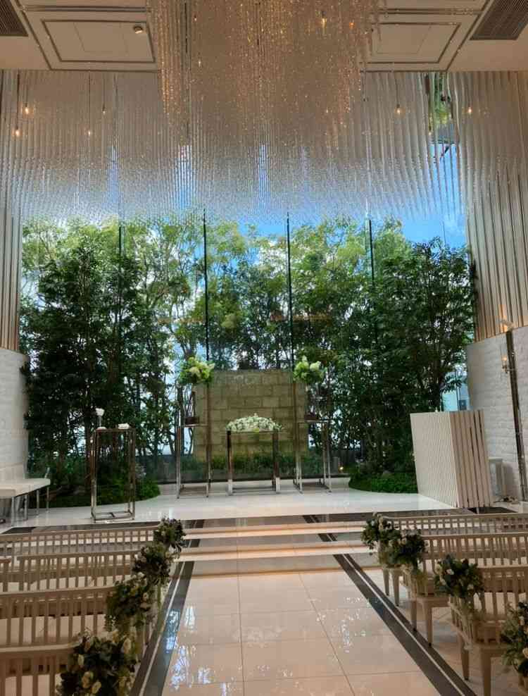 自然光が綺麗に入るチャペル