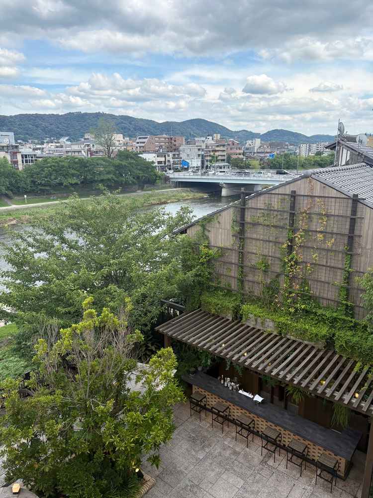 チャペルから披露宴会場に向かうまでの景色。京都を感じながら過ごせるのが良い。