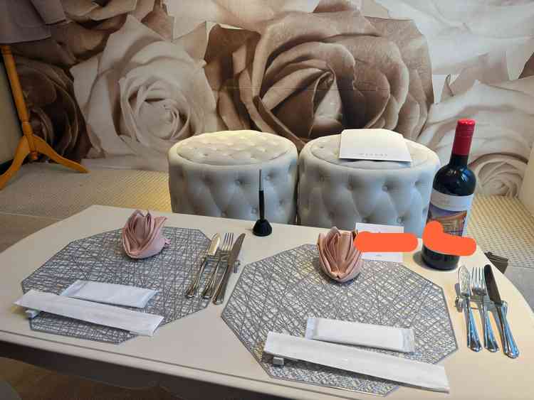 説明を受ける素敵な部屋で、コース料理の4品をいただくことに。