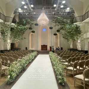 広くて、中にある木々がとてもステキな印象でした。シャンデリアの迫力もありました。