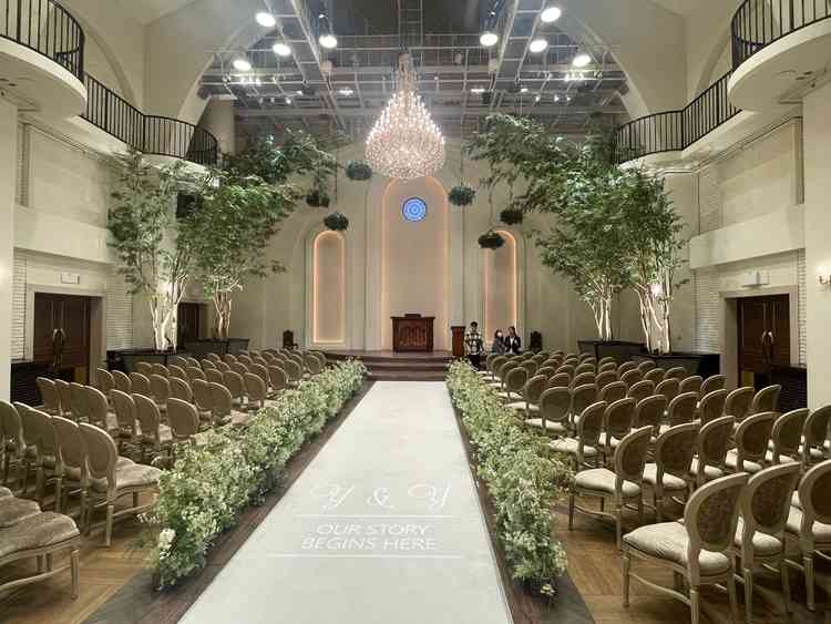 広くて、中にある木々がとてもステキな印象でした。シャンデリアの迫力もありました。