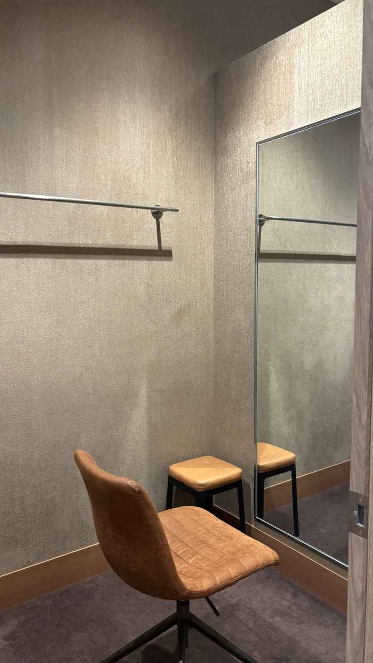 ゲスト用の更衣室。４室程の用意。洗練された空間で、1室辺りの広さも充分。