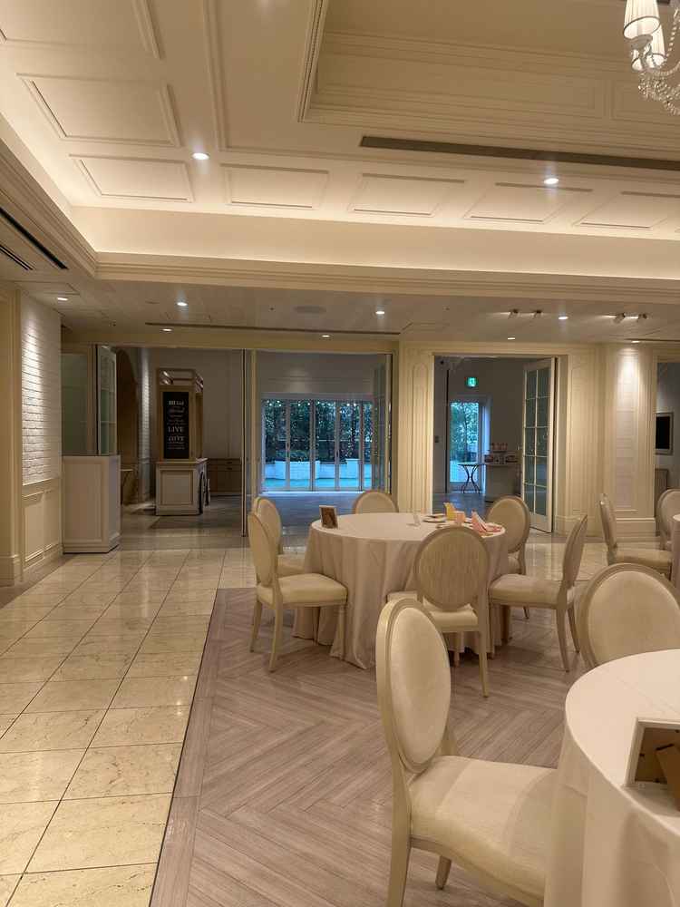 演出ができる扉と披露宴会場