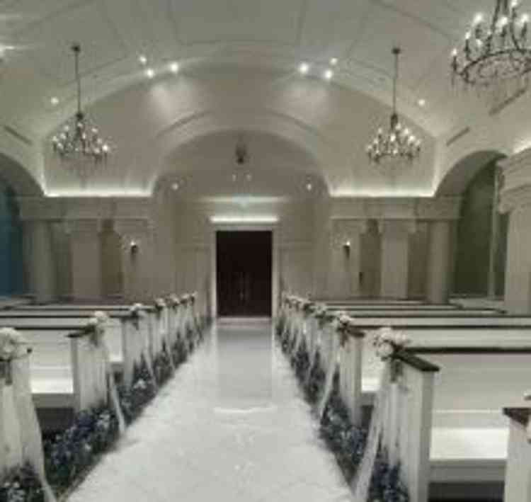 奥から見たチャペルです。青のカーペットと白で選べるようになってます。