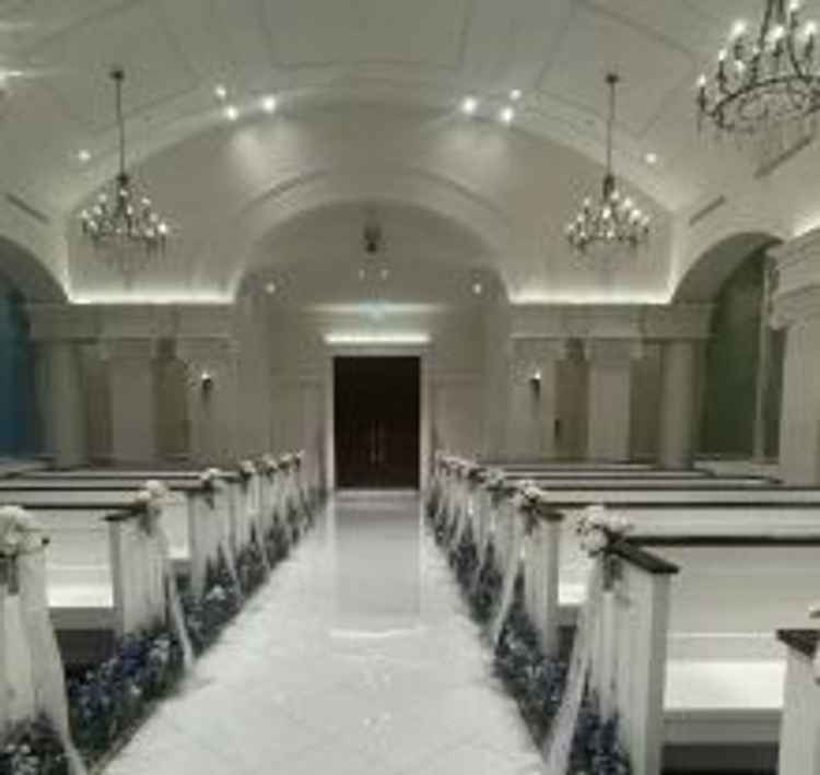 奥から見たチャペルです。青のカーペットと白で選べるようになってます。