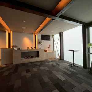 エントランス（瑠璃）。落ち着いた雰囲気を感じる。