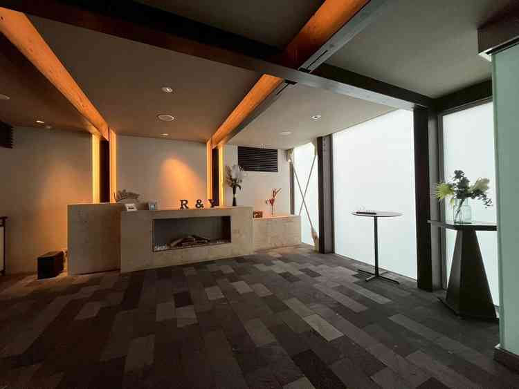 エントランス（瑠璃）。落ち着いた雰囲気を感じる。