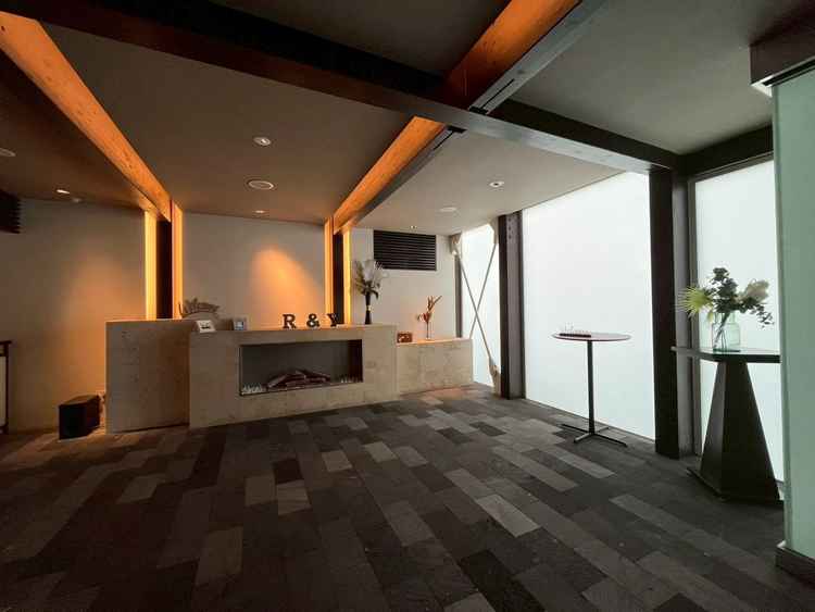 エントランス（瑠璃）。落ち着いた雰囲気を感じる。